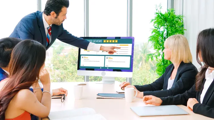 Test lead presenting customer review metrics to the team